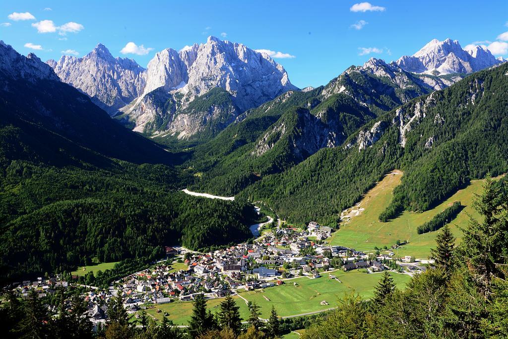 Apartment Mojstrovka With Terrace In City Center Kranjska Gora Ruang foto