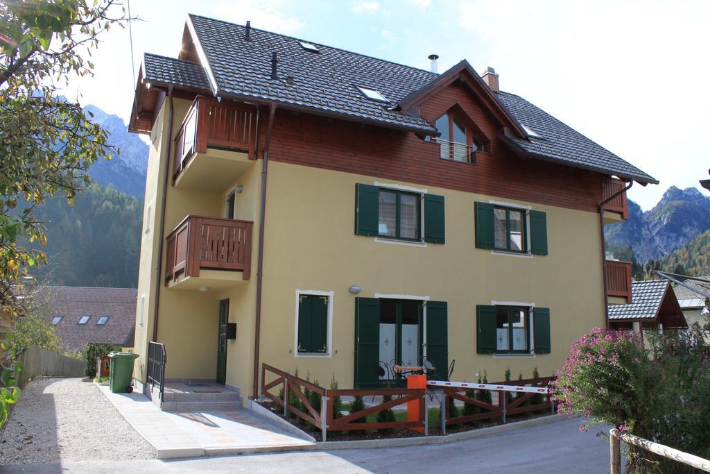 Apartment Mojstrovka With Terrace In City Center Kranjska Gora Ruang foto